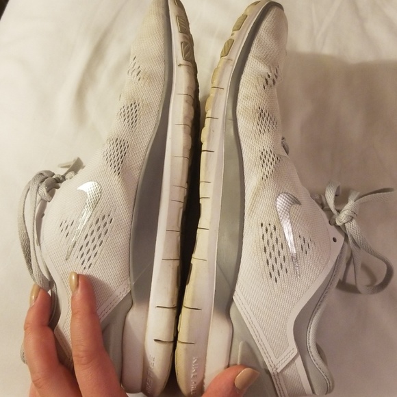 Womens Nikes - Picture 3 of 6